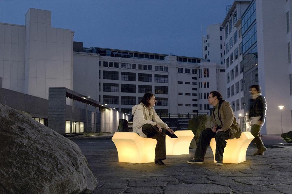 Glowing Places combines plastic seating with LED strips and pressure sensors to measure the presence of people over time. Both the number of people sitting and the length of time they stay create lighting effects in the furniture. Many people sitting for brief periods of time result in more active lighting, whereas one or two people sitting for a longer period trigger mellow lighting. Courtesy Philips Lighting.