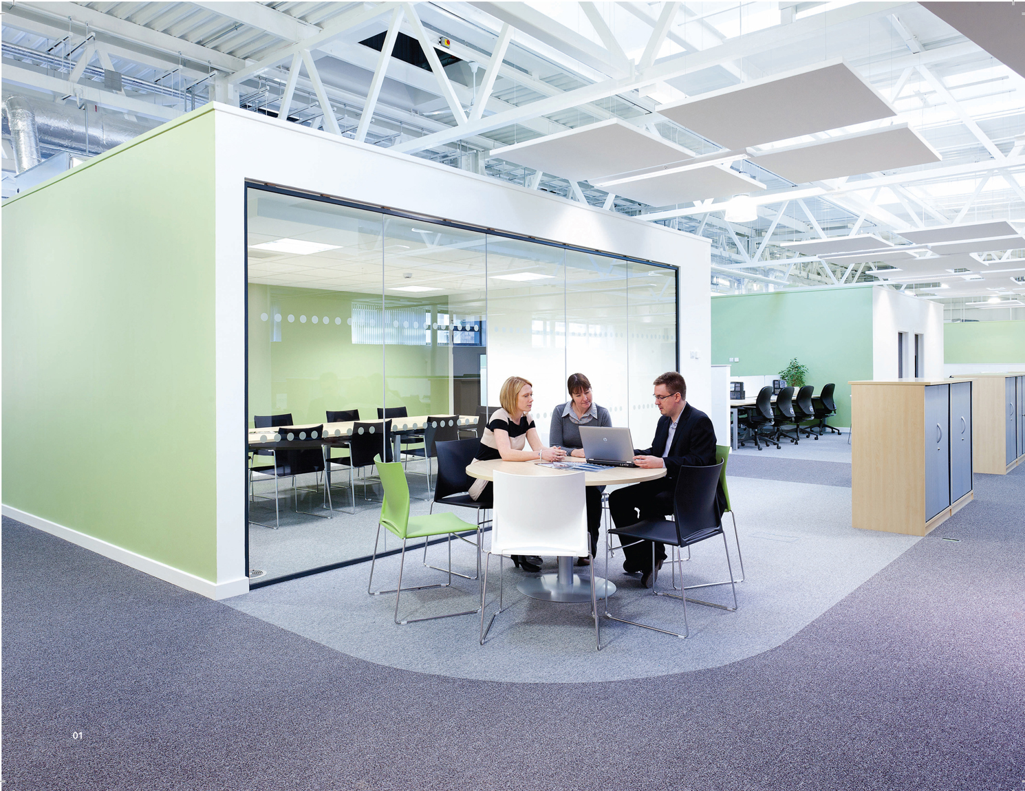 01 Breakout area for informal meetings, with meeting ‘pod’ behind