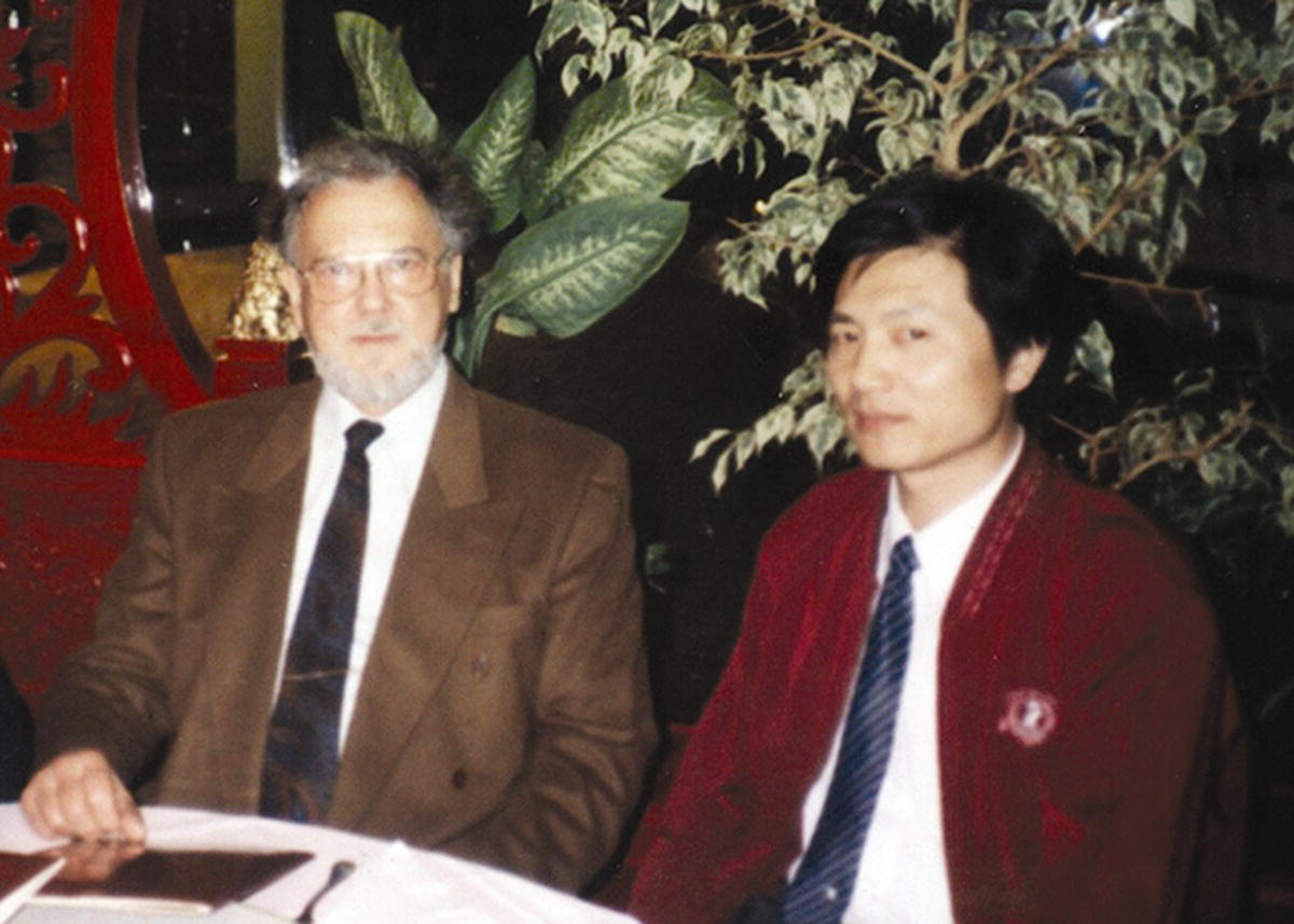 Photo of Professor Xiaoting Rui (right) sitting beside Professor Erwin Stein (left).