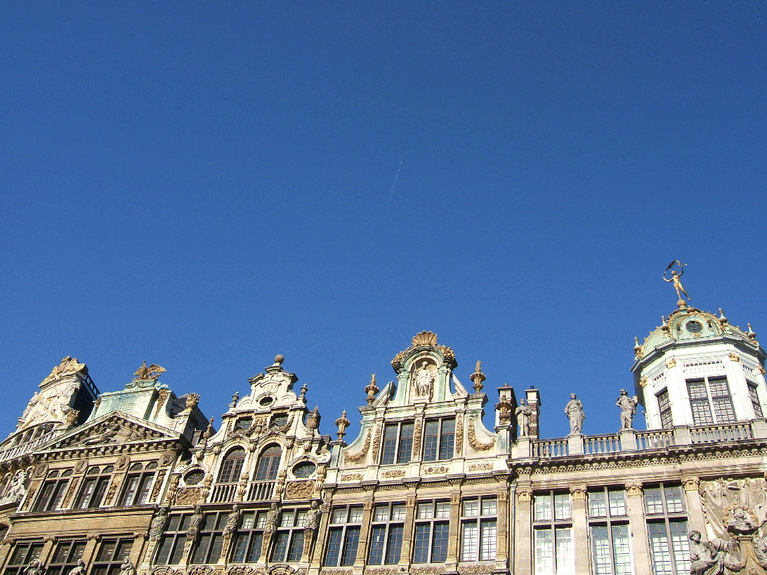 A photograph of Grand-Place in Brussels, Belgium.