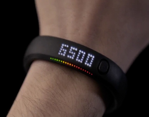 The Nike+ FuelBand provides both exact numbers (such as numbers of steps) along with a visual indication about the progress in relation to the daily goal
