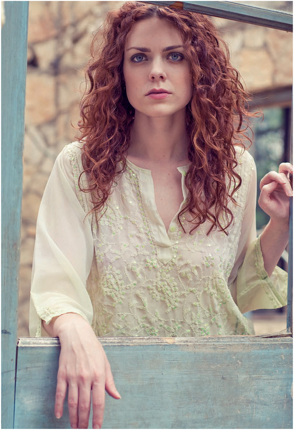 FIGURE 9.1 Scenes of decay make great locations for interesting portraiture. Nikon D300 with Nikon 50 mm f/1.8D (75 mm equivalent). 1/250 sec. @ f/2.5 ISO 250. © Julian Humphries