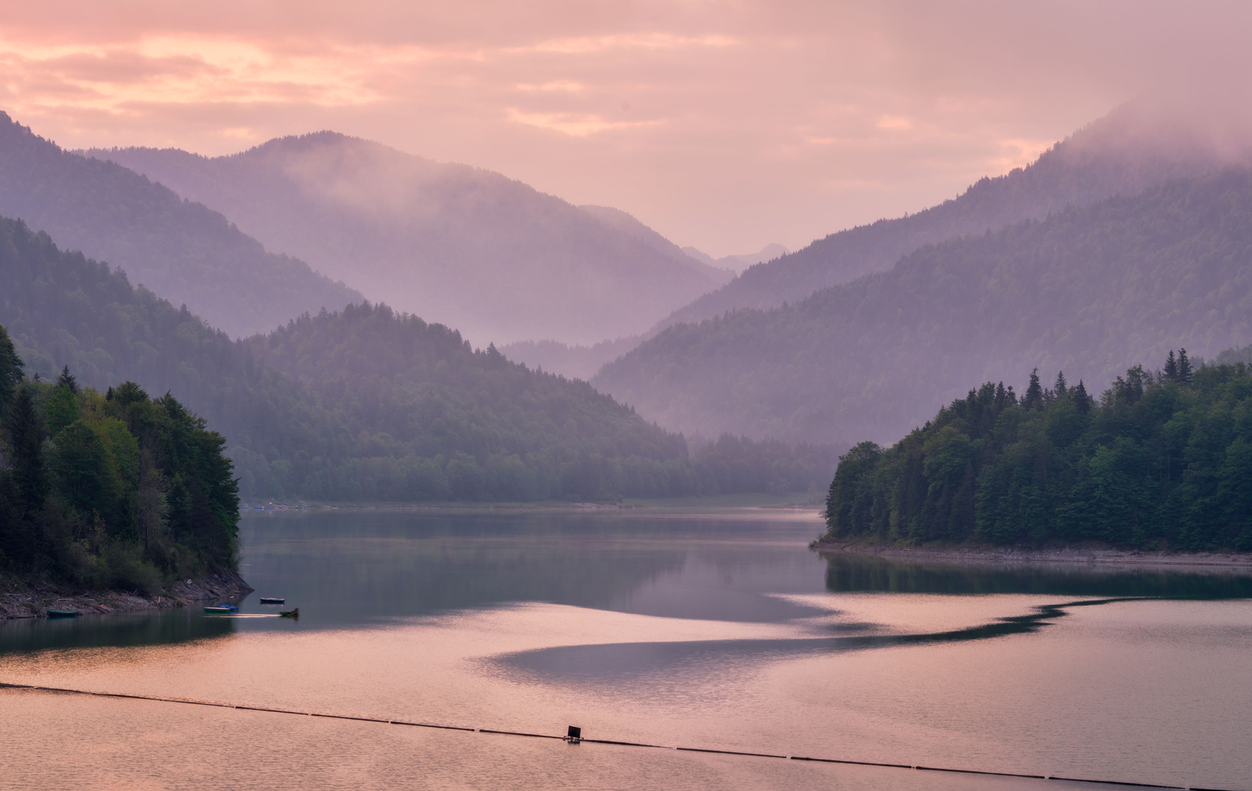 Berge und ein See bei Sonnenuntergang.